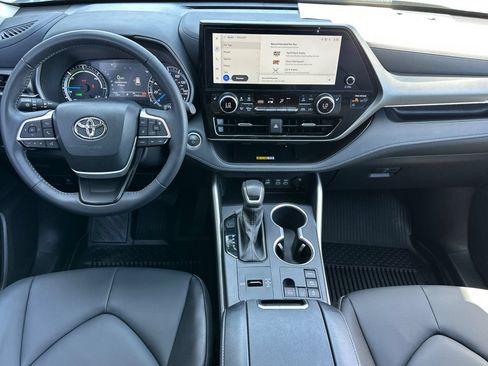 Used 2025 Toyota Highlander XLE AWD/4WD image 17