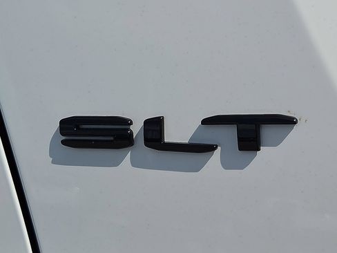 Used 2023 GMC Acadia SLT w/ Elevation Edition FWD image 9