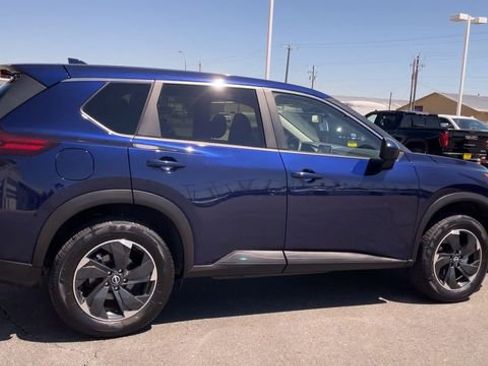 Used 2025 Nissan Rogue SV AWD/4WD image 2