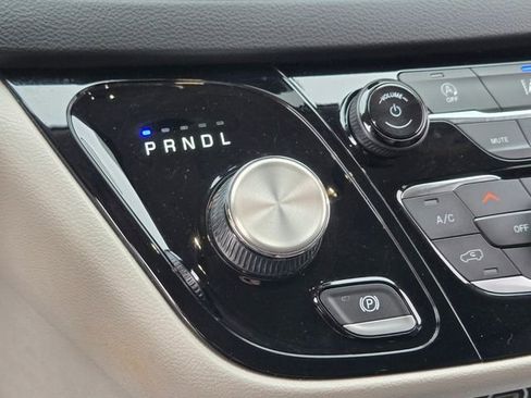 Used 2022 Chrysler Pacifica Touring-L FWD image 27