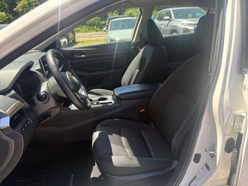 Used 2025 Nissan Altima 2.5 SV FWD image 24