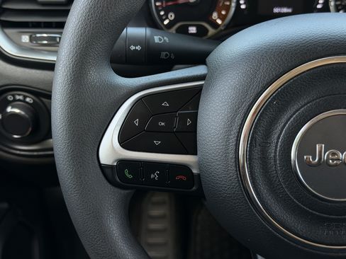 Used 2023 Jeep Renegade Latitude AWD/4WD image 18