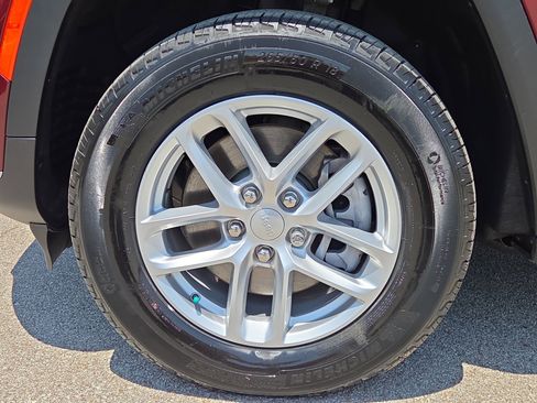 Used 2024 Jeep Grand Cherokee L Laredo AWD/4WD image 9