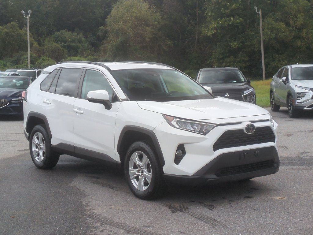 Used 2020 Toyota RAV4 XLE FWD image 3