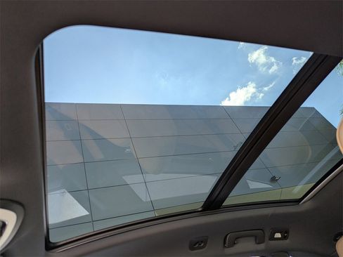 Used 2025 Porsche Macan Base image 22