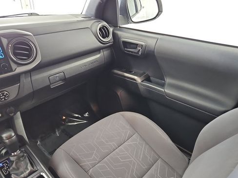Used 2018 Toyota Tacoma TRD Sport image 11