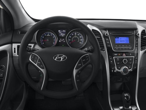 Used 2017 Hyundai Elantra GT image 2