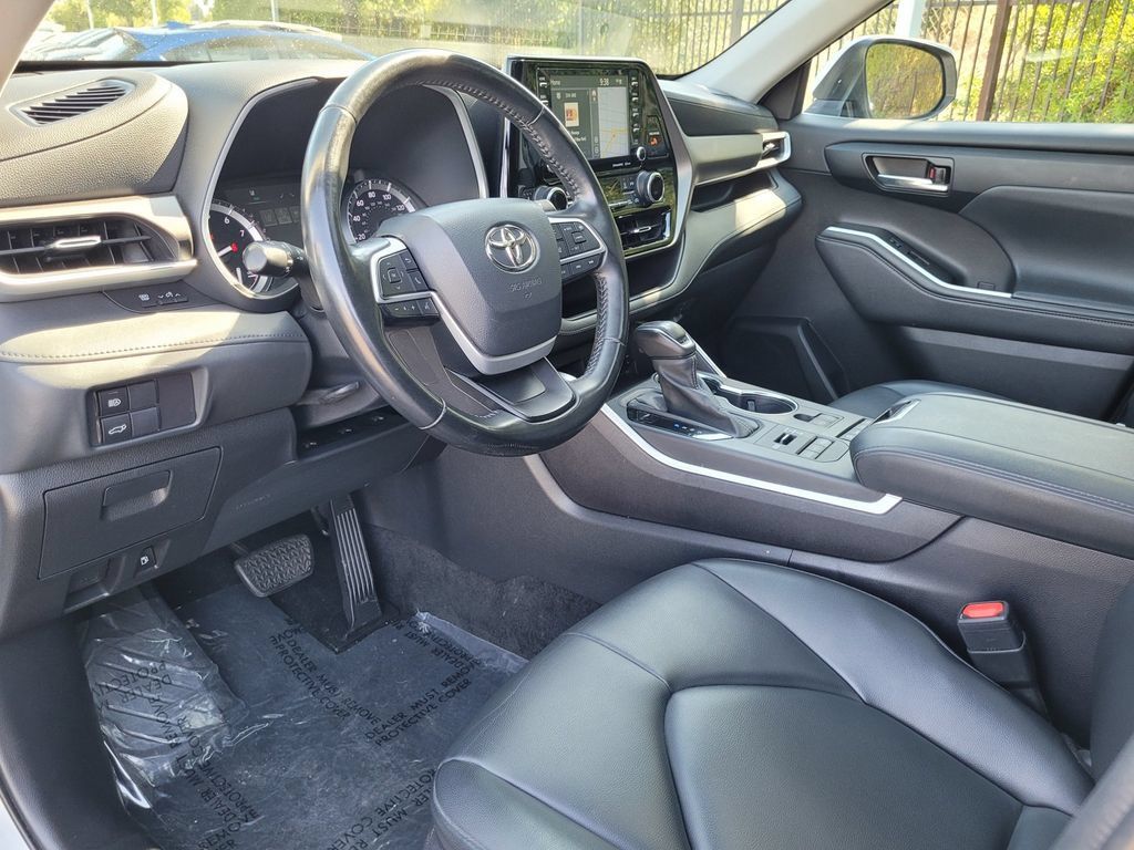Used 2022 Toyota Highlander XLE AWD/4WD image 11