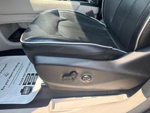 Used 2023 Chrysler Pacifica Limited FWD image 37