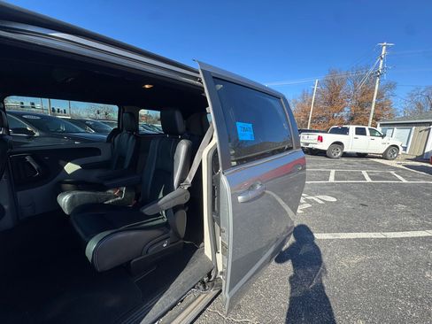Used 2019 Dodge Grand Caravan SXT image 11