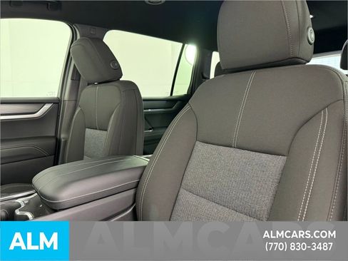 Used 2025 GMC Acadia Elevation image 17