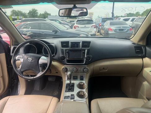 Used 2013 Toyota Highlander SE FWD image 2