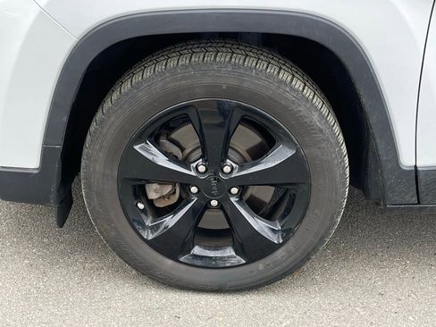 Used 2020 Jeep Cherokee Latitude Plus image 32