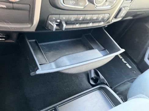 Used 2017 RAM 2500 SLT w/ Black Appearance Group AWD/4WD image 29
