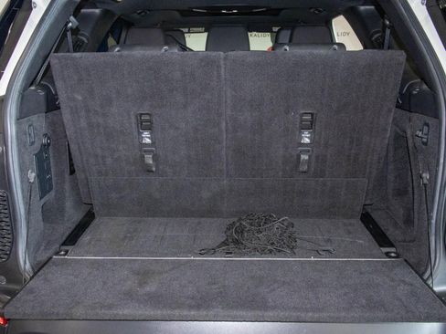 Used 2019 Land Rover Discovery HSE image 25