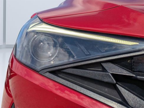 Used 2022 Hyundai Elantra SE image 9