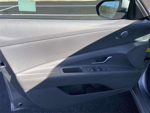 Used 2023 Hyundai Elantra SEL image 12