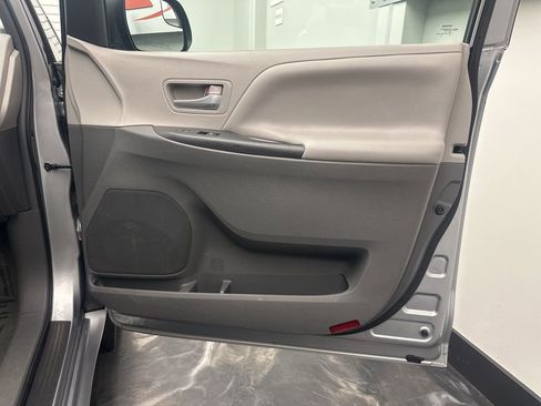 Used 2015 Toyota Sienna LE image 10