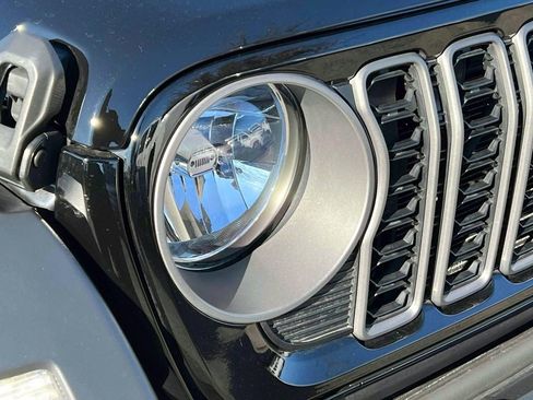 Used 2025 Jeep Wrangler Sport S image 9