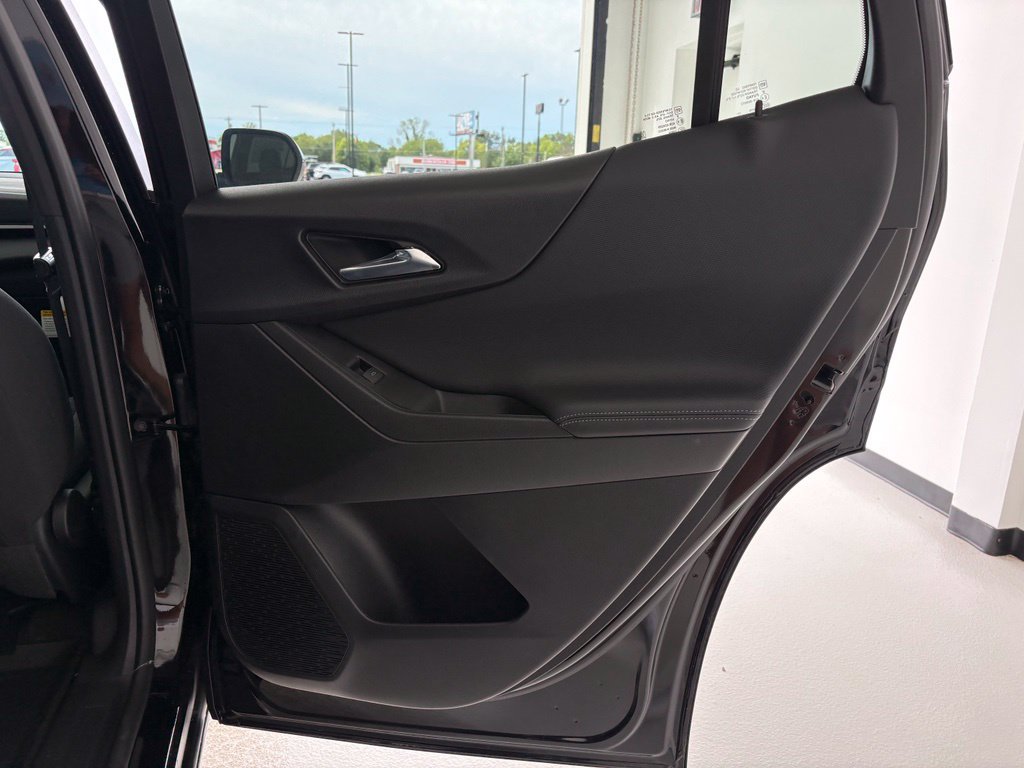 New 2027 Chevrolet Equinox LT w/ LPO, Floor Liner Package FWD image 31