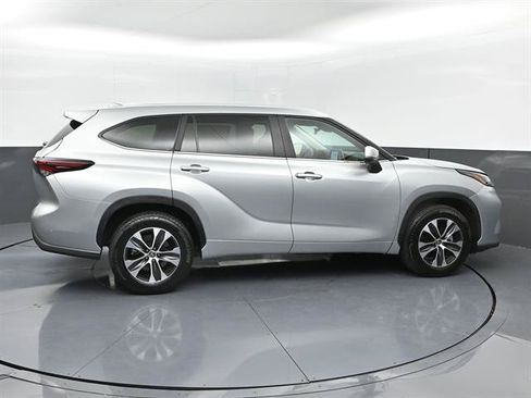 Certified 2025 Toyota Highlander XLE FWD image 29