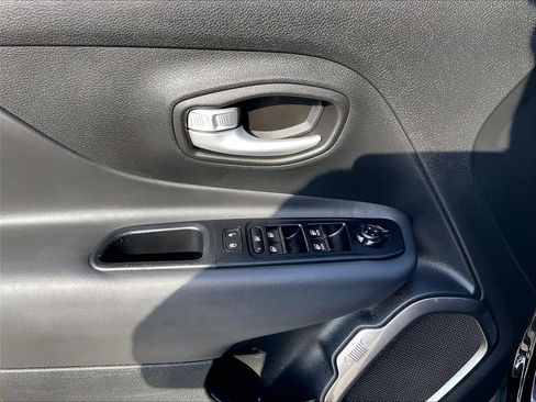 Used 2023 Jeep Renegade Latitude AWD/4WD image 33