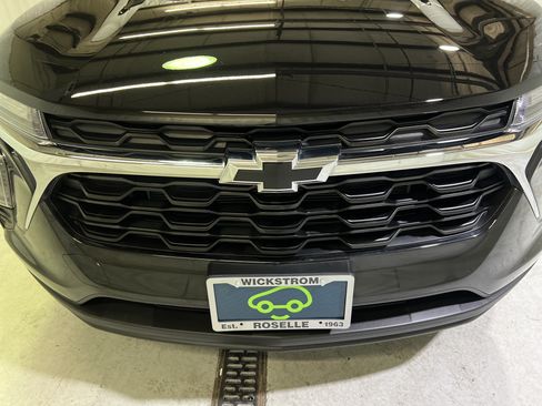 Used 2025 Chevrolet Trax LS w/ LS Convenience Package FWD image 3