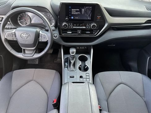 Used 2025 Toyota Highlander LE FWD image 15