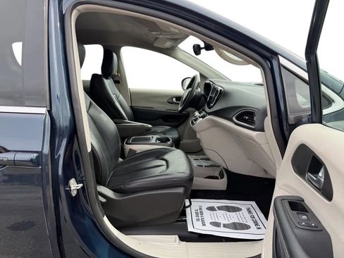 Used 2023 Chrysler Pacifica Touring-L image 25