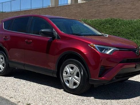 Used 2018 Toyota RAV4 LE FWD image 3