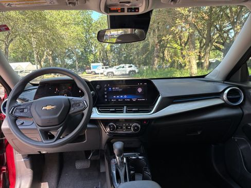 Used 2025 Chevrolet Trax LT FWD image 32
