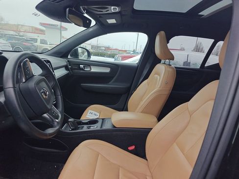 Used 2019 Volvo XC40 T5 Momentum image 6