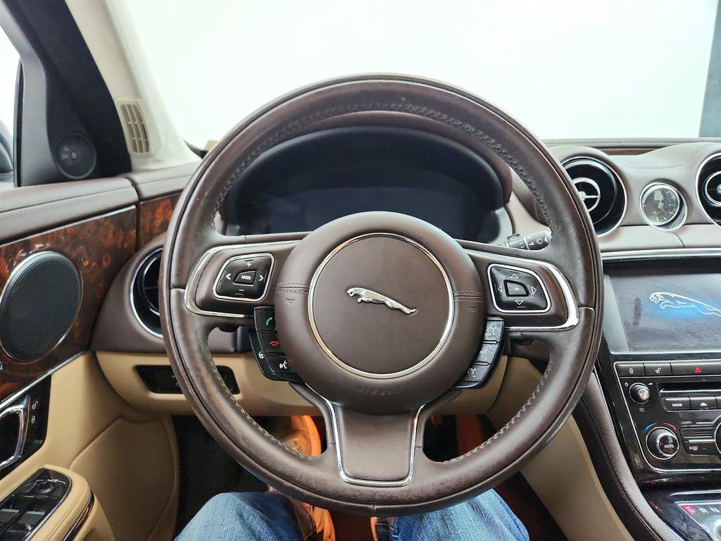 Used 2015 Jaguar XJ AWD image 17
