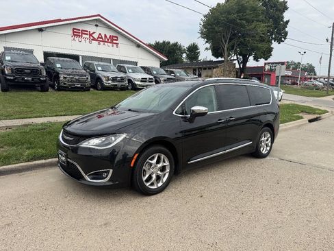 Used 2017 Chrysler Pacifica Limited FWD image 1