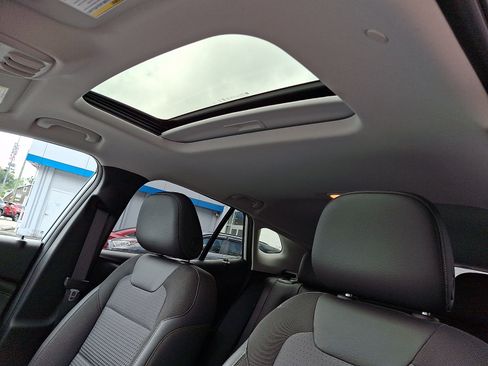 Used 2024 Chevrolet Trax LT w/ Sunroof Package FWD image 16