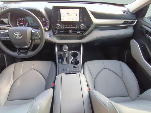 Used 2020 Toyota Highlander XLE FWD image 11