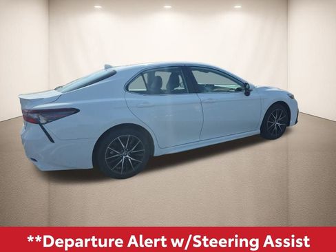 Used 2024 Toyota Camry SE image 5