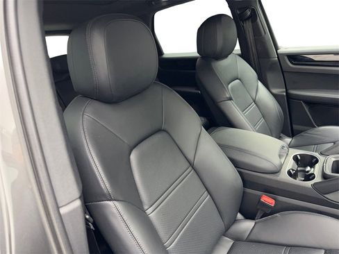 Used 2022 Porsche Cayenne image 44