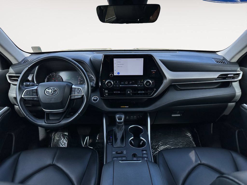Used 2024 Toyota Highlander XLE AWD/4WD image 10