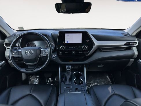 Used 2024 Toyota Highlander XLE AWD/4WD image 10