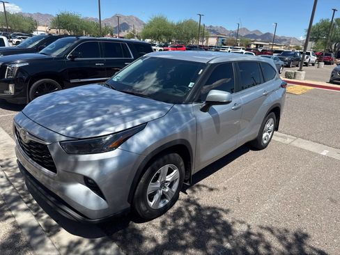 Used 2024 Toyota Highlander LE FWD image 1
