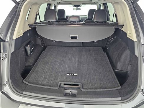 Used 2025 Nissan Rogue SV w/ SV Premium Package image 14