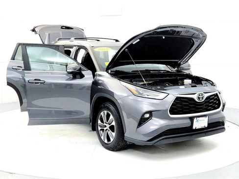 Used 2023 Toyota Highlander XLE image 9