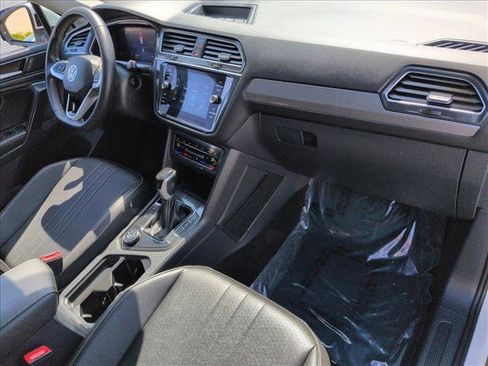 Certified 2023 Volkswagen Tiguan SE w/ Panoramic Sunroof Package AWD/4WD image 24