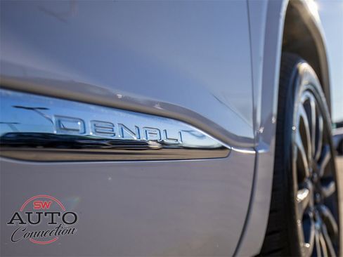 Used 2021 GMC Acadia Denali w/ Denali Technology Package image 9