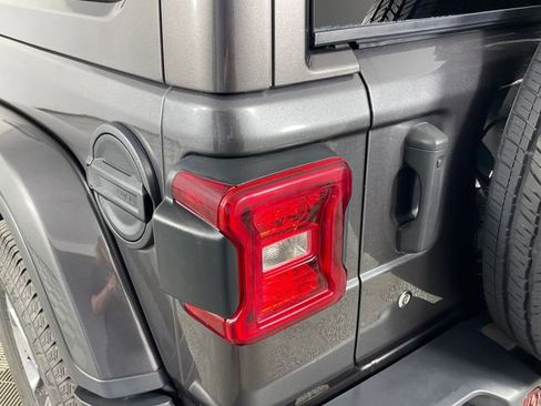 Used 2018 Jeep Wrangler Unlimited Sahara AWD/4WD image 18