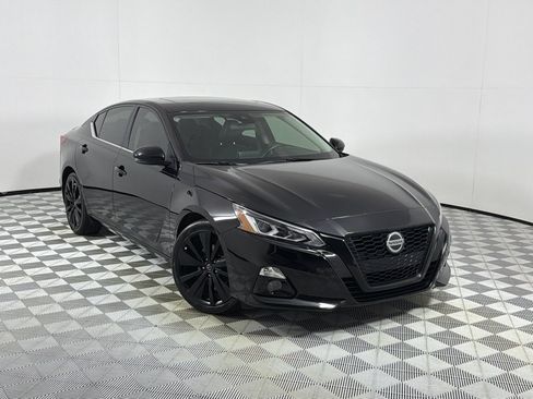 Used 2022 Nissan Altima 2.5 SR w/ Midnight Edition Package FWD image 2