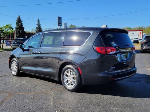 Used 2023 Chrysler Voyager LX FWD image 3