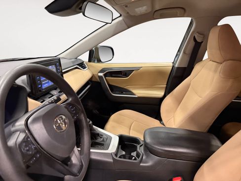 Used 2020 Toyota RAV4 LE w/ Carpet Mat Package FWD image 10