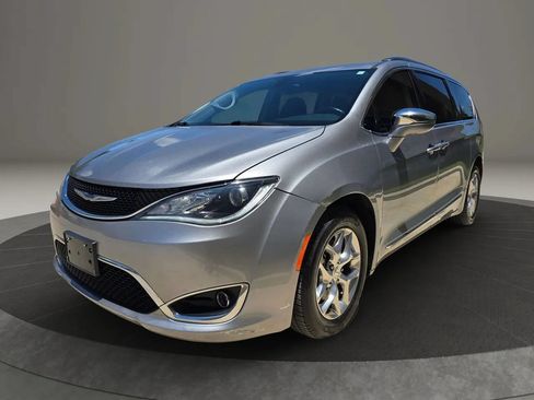Used 2018 Chrysler Pacifica Limited FWD image 5